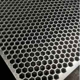 Děrovaný plech Zn 1000 x 2000 x 1,5 mm, šestihranné otvory